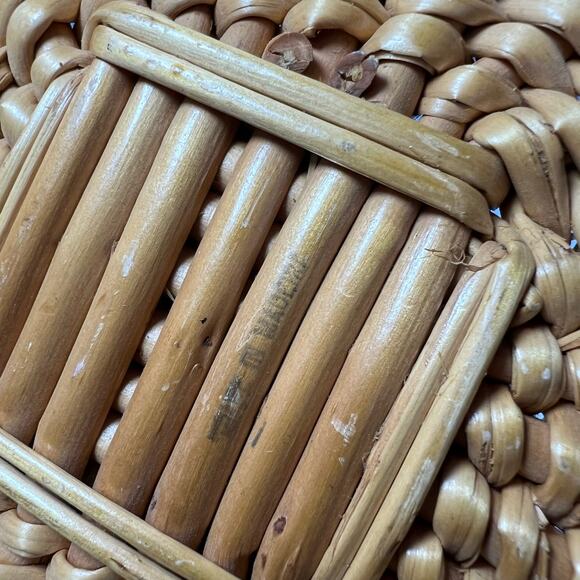 Vintage 13" Round Divided Woven Wicker Tray Basket With Handles Serving Decor - Picture 8 of 10